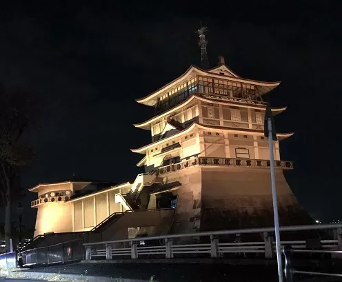大津市の琵琶湖文化会館がライトアップされています