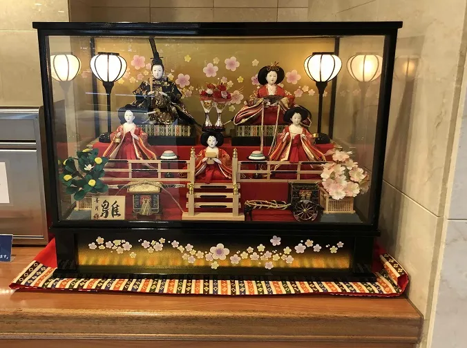 もうすぐひな祭り/大津市のマンションにひな人形が飾られています